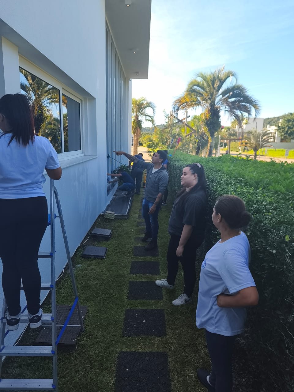 Equipe limpando vidraças externas